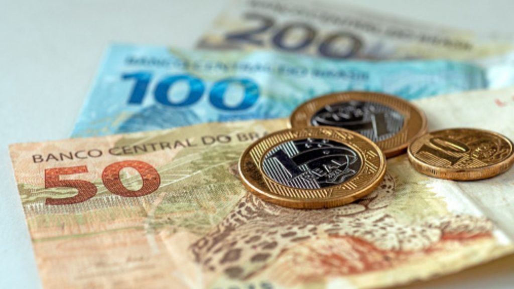 Salário mínimo em 2025 deve aumentar para R$1.502, com alta de 6,37% do valor atual