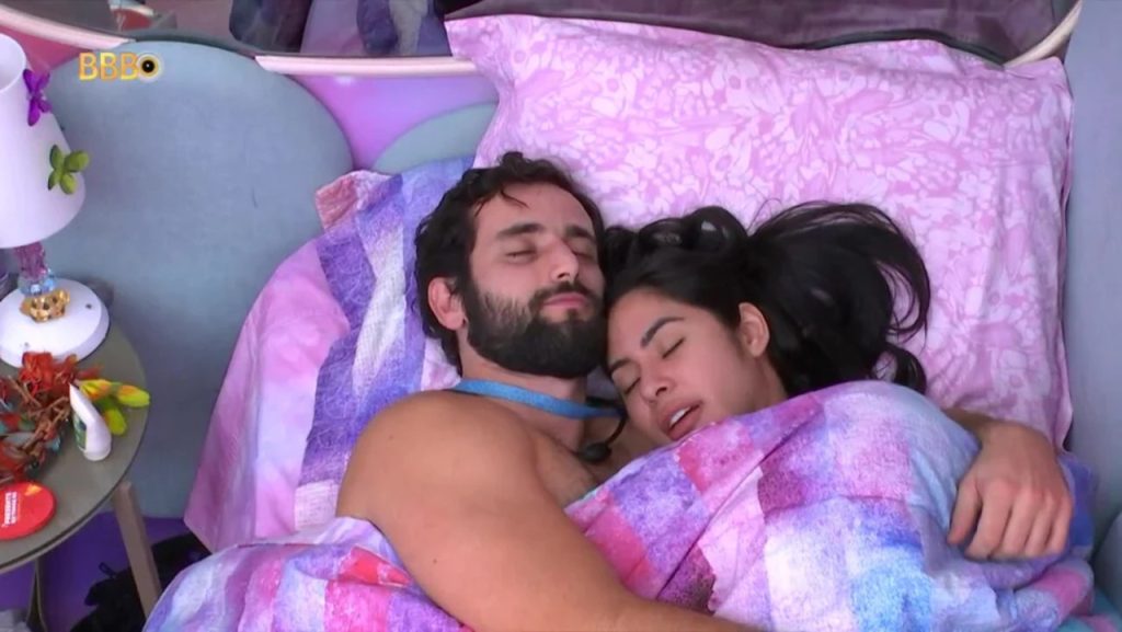 BBB 24: primeiro beijo entre Matteus e Isabelle causa controvérsia na web