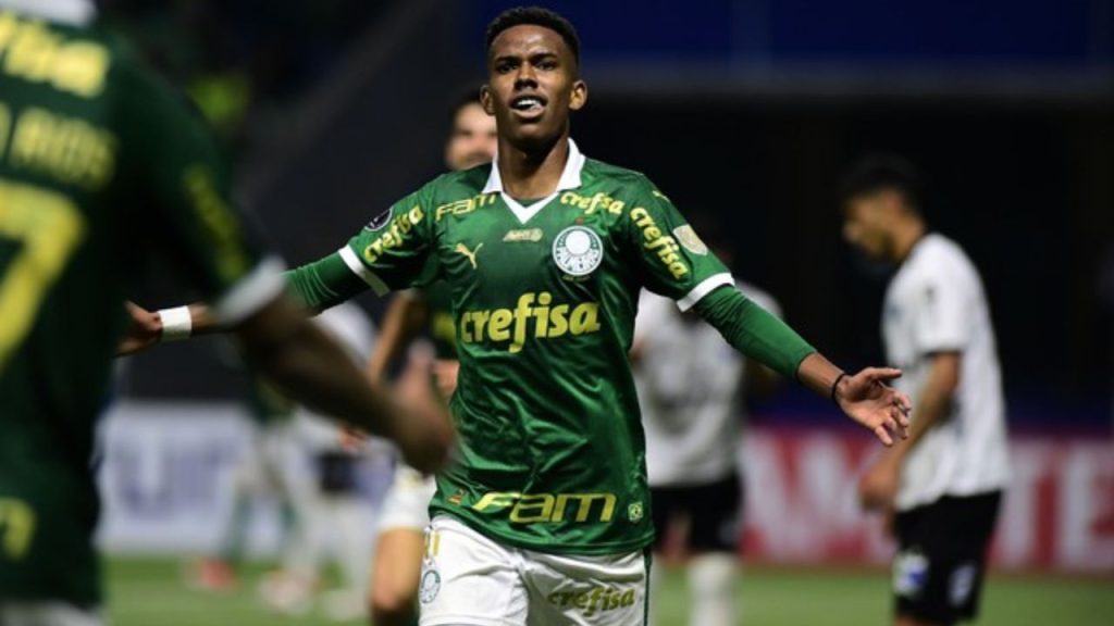 Com elenco quase completo Palmeiras desembarca em Quito Estêvão comemorando seu primeiro gol na Libertadores