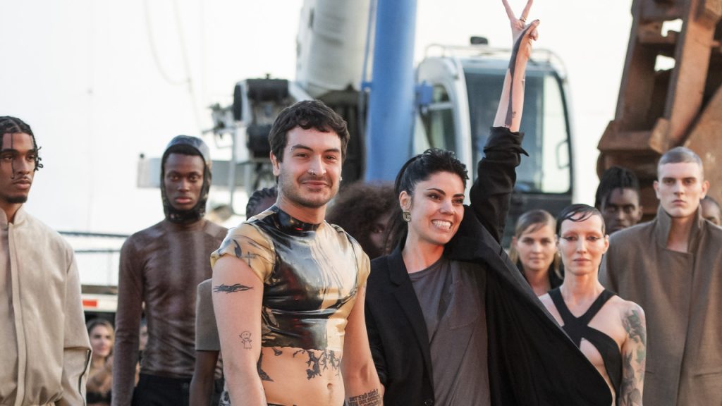 Modelo desfila com cão robô na passarela do São Paulo Fashion Week