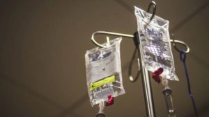 Saiba os perigos da soroterapia, tratamento ‘milagroso’ divulgado por influenciadores