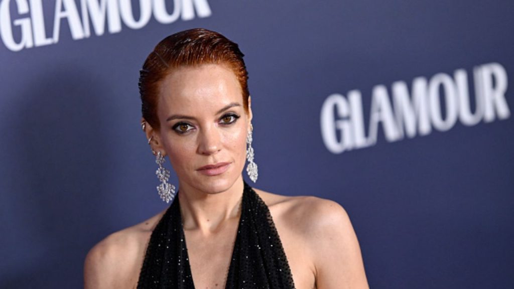 Lily Allen revela que conversa sobre sexo com filhas e que pode ter perdido a virgindade no Brasil