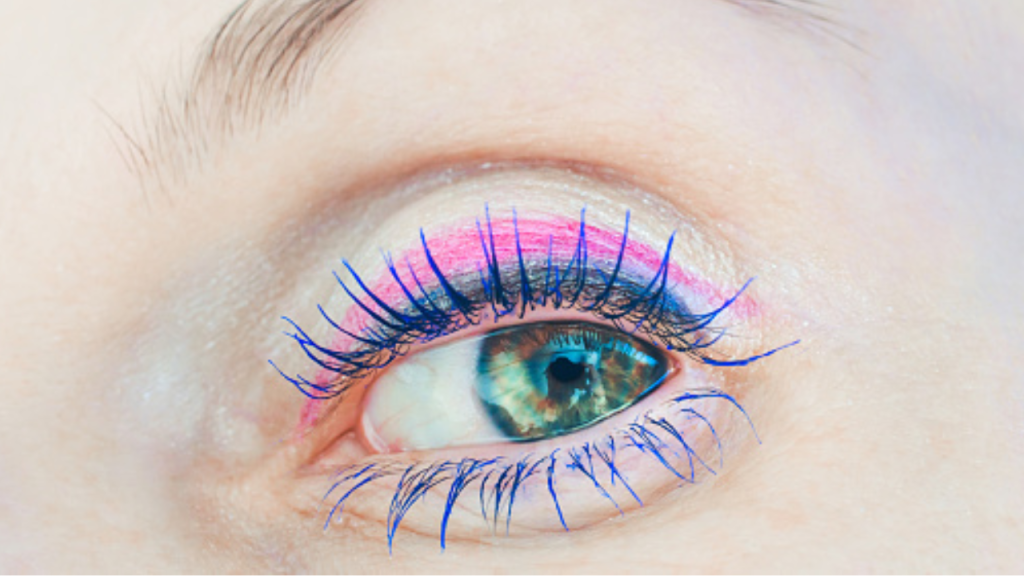 Confira a volta da tendência dos cílios coloridos