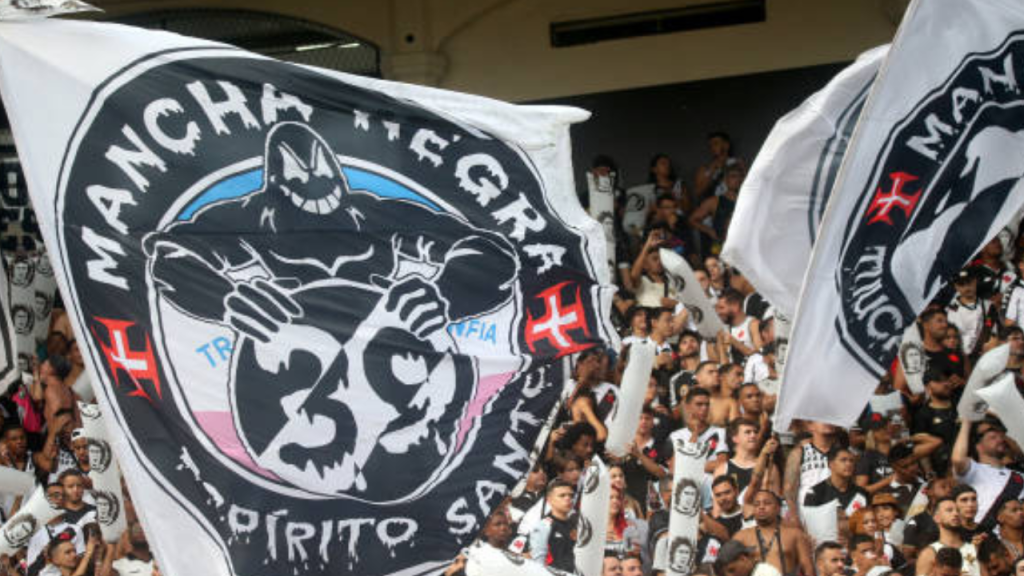 Torcedores do Vasco protestam contra 777 Partners após derrota no Brasileirão