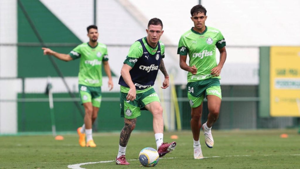 Palmeiras se prepara para duelo contra o Internacional e analisa mudanças na escalação Jogadores do Palmeiras em treinamento