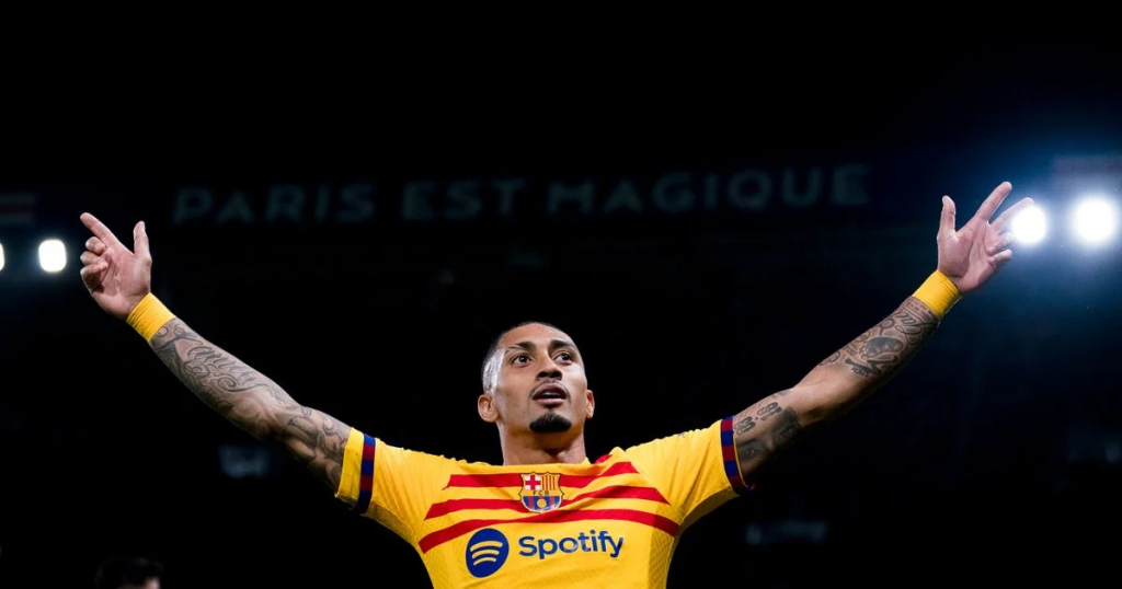 Raphinha marca dois gols e Barcelona sai na frente em confronto com o PSG