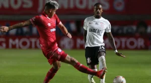 Raul Gustavo é expulso por agressão durante derrota do Corinthians na Sul-Americana