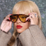 Confira looks com modelagem oversized de Rihanna