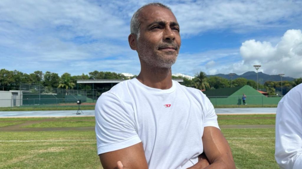 Romário retorna aos gramados para jogar ao lado do filho