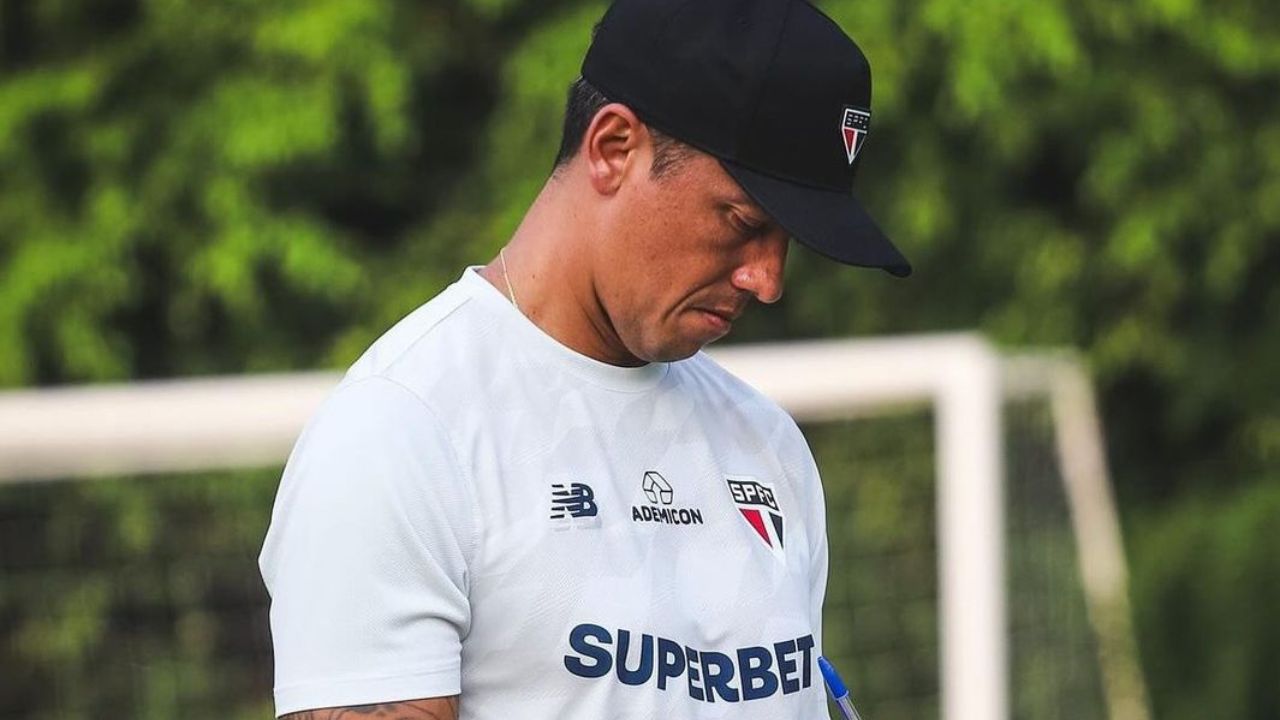 Thiago Carpini em treino do São Paulo