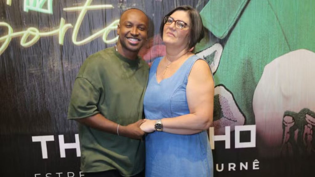 Thiaguinho finalmente reencontra mulher que o ajudou há 22 anos