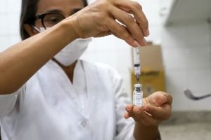 Ministério da Saúde amplia faixa etária para vacinação da dengue com doses próximas ao vencimento