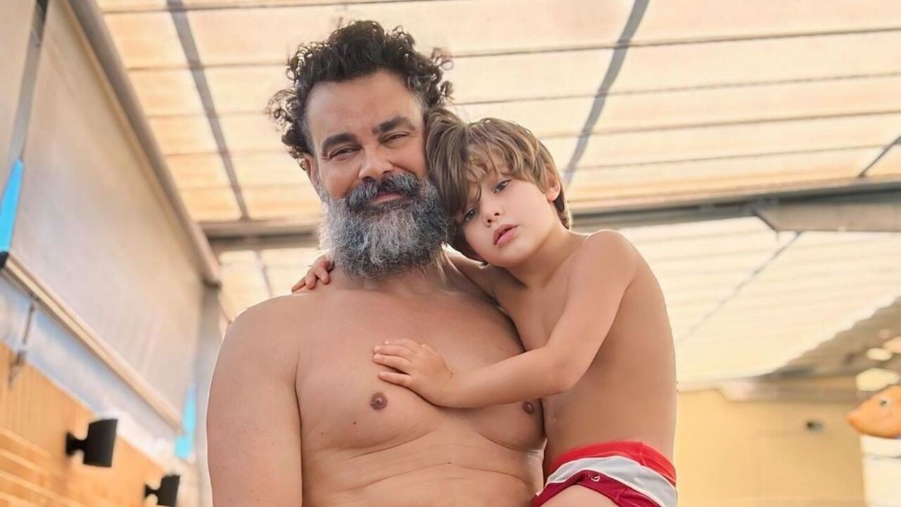 Foto de Carmo Dalla Vecchia com filho Pedro em seu colo