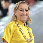 75 anos de Miuccia Prada: relembre atitudes históricas e looks memoráveis