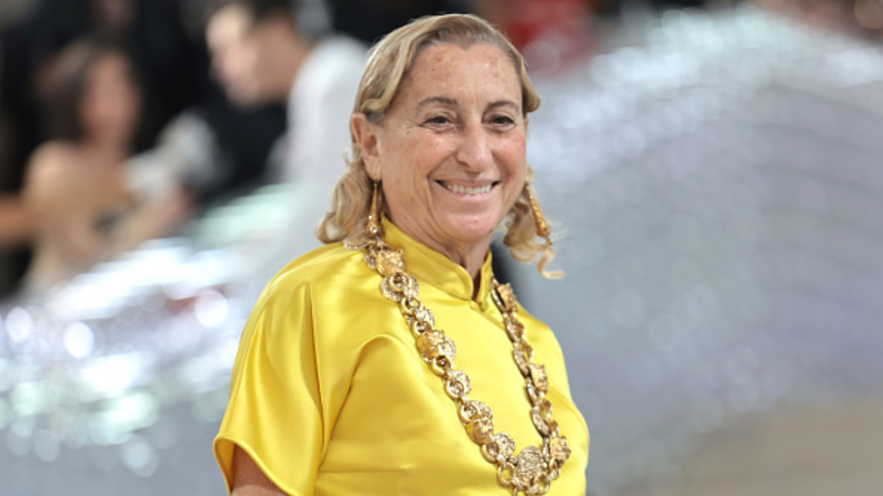 75 anos de Miuccia Prada: relembre atitudes históricas e looks memoráveis