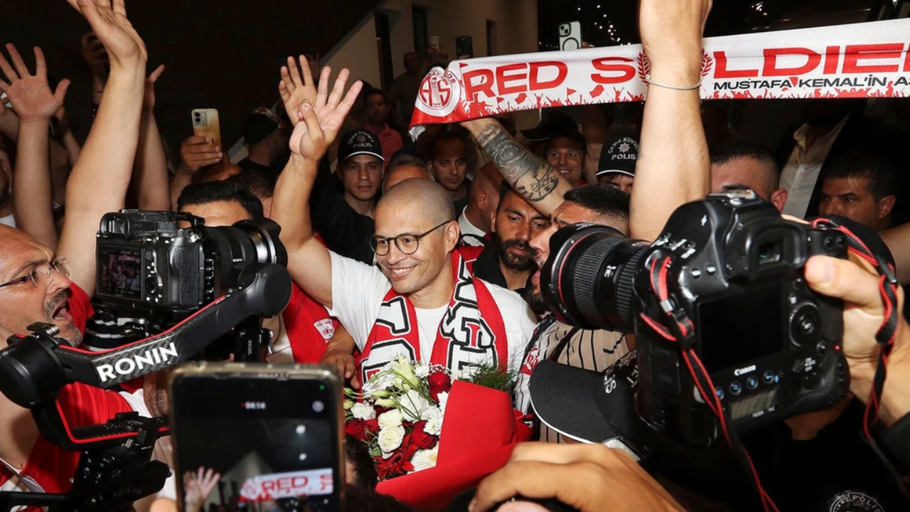 Técnico Alex de Souza é recebido com festa na Turquia