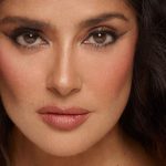 Salma Hayek é capa da revista Vogue Arabia de maio de 2024