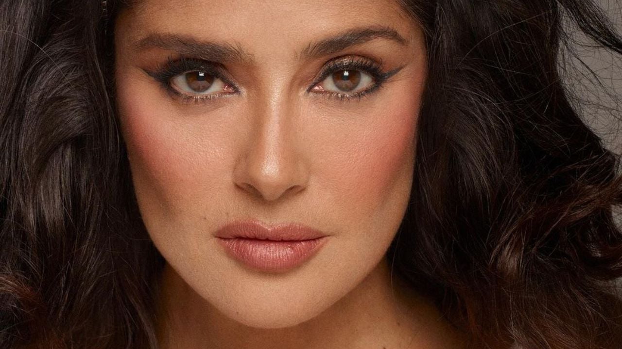 Salma Hayek é capa da revista Vogue Arabia de maio de 2024