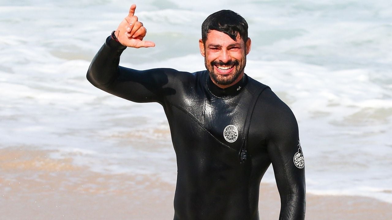 Cauã curte dia de surf no Rio de Janeiro