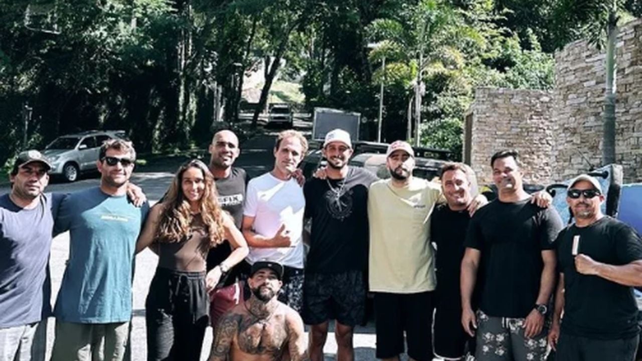 Grupo de surfistas Gigantes de Nazaré que estão no RS