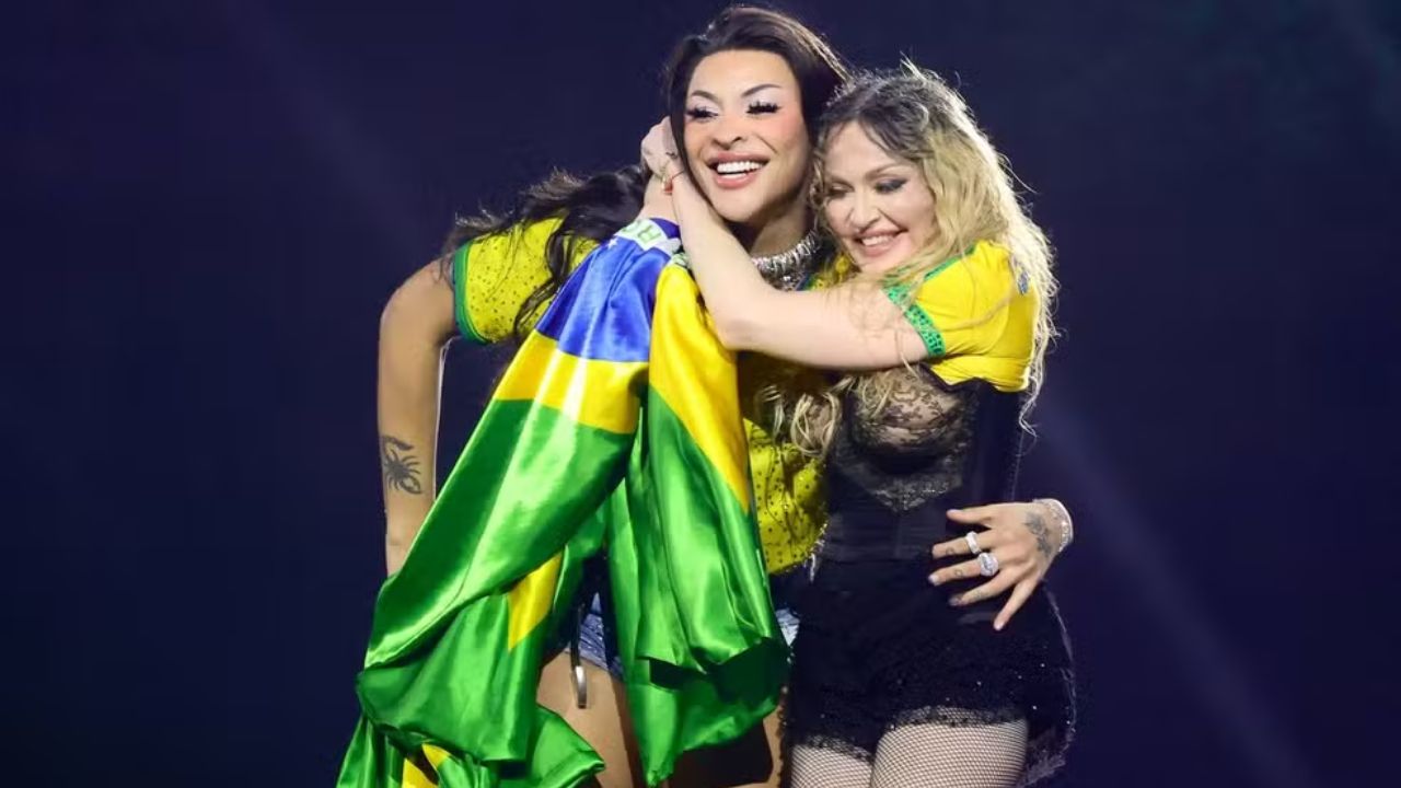 Madonna e Pabllo Vittar abraçadas