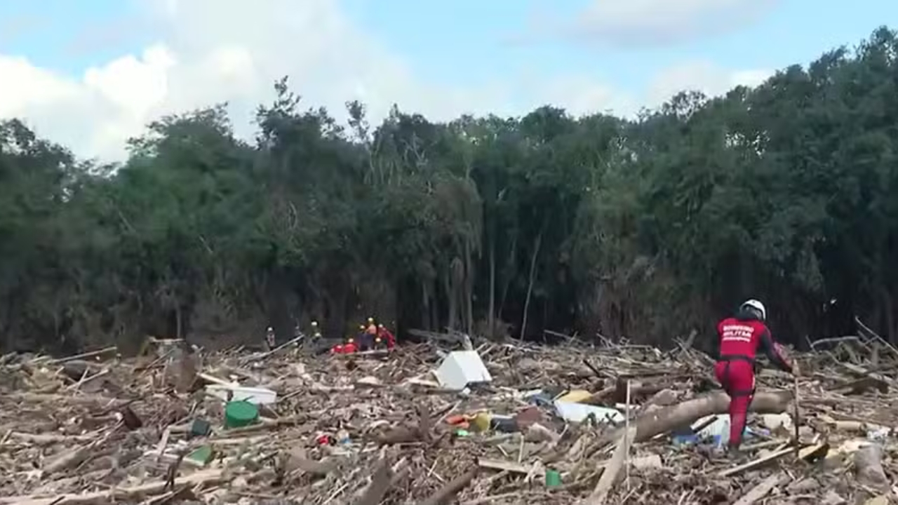 Bombeiros-enfrentam-montanhas-de-entulho-em-busca-de-vítimas-no-RS