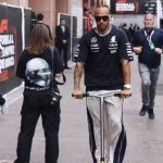 Hamilton chega no GP de Mônaco de patinete