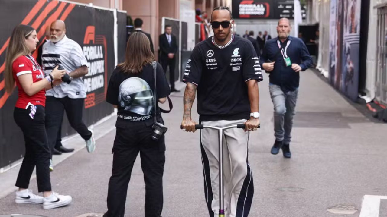 Hamilton chega no GP de Mônaco de patinete