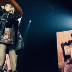 Madonna com foto da mãe ao fundo em show