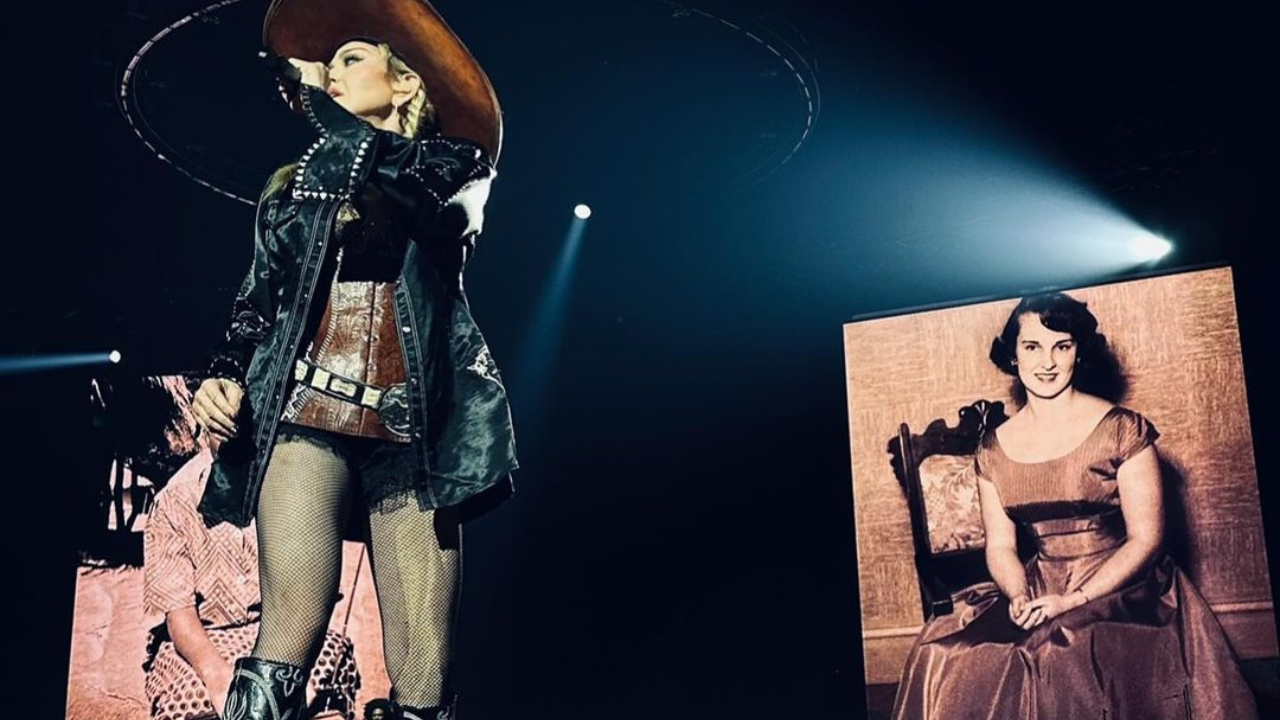 Madonna com foto da mãe ao fundo em show