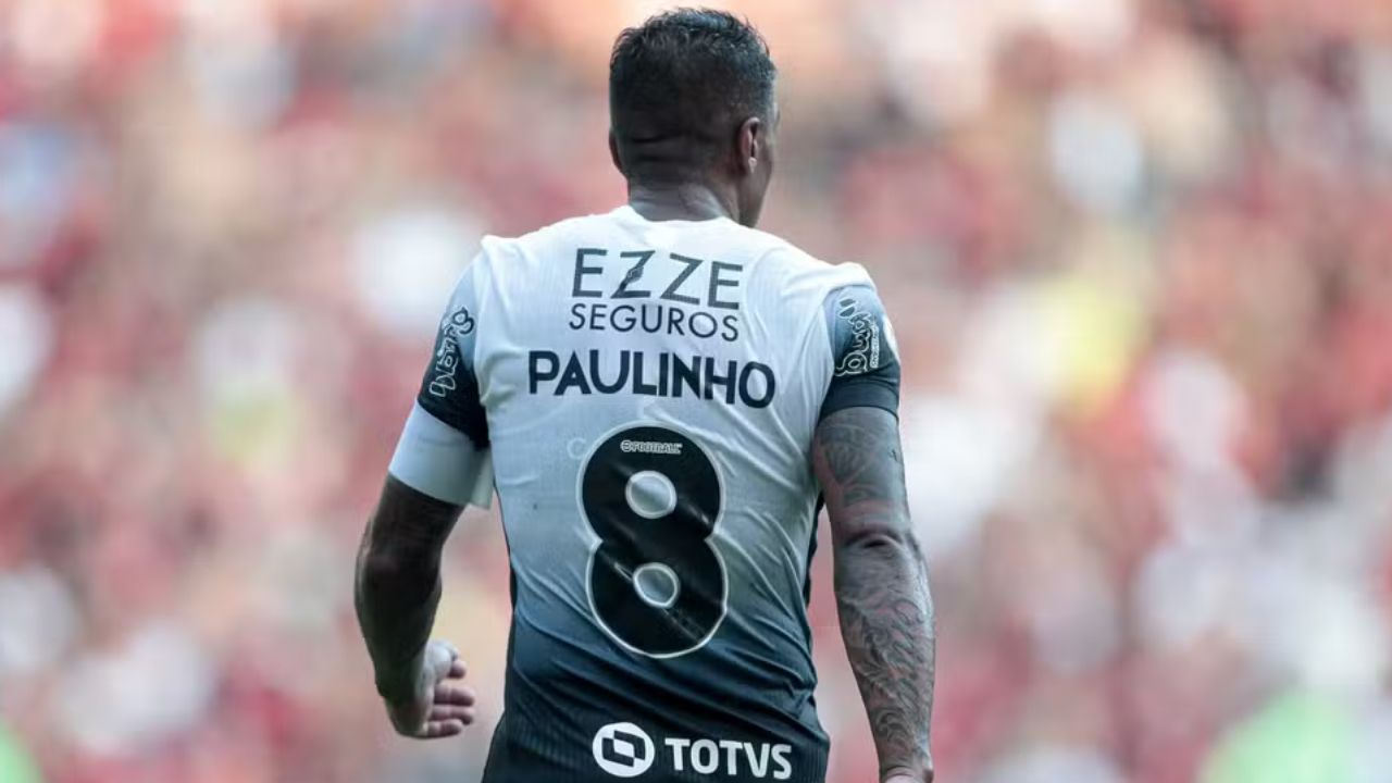 Paulinho jogando pelo Corinthians