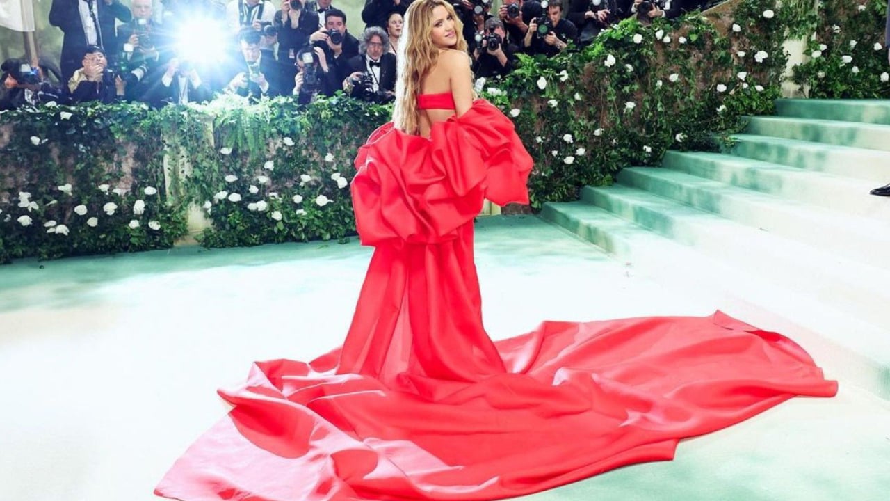 Shakira faz sua estreia no tapete vermelho do Met Gala