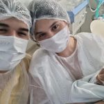 Foto do casal Zé Vaqueiro e Inga Soares no hospital com seu filho Arthur no colo