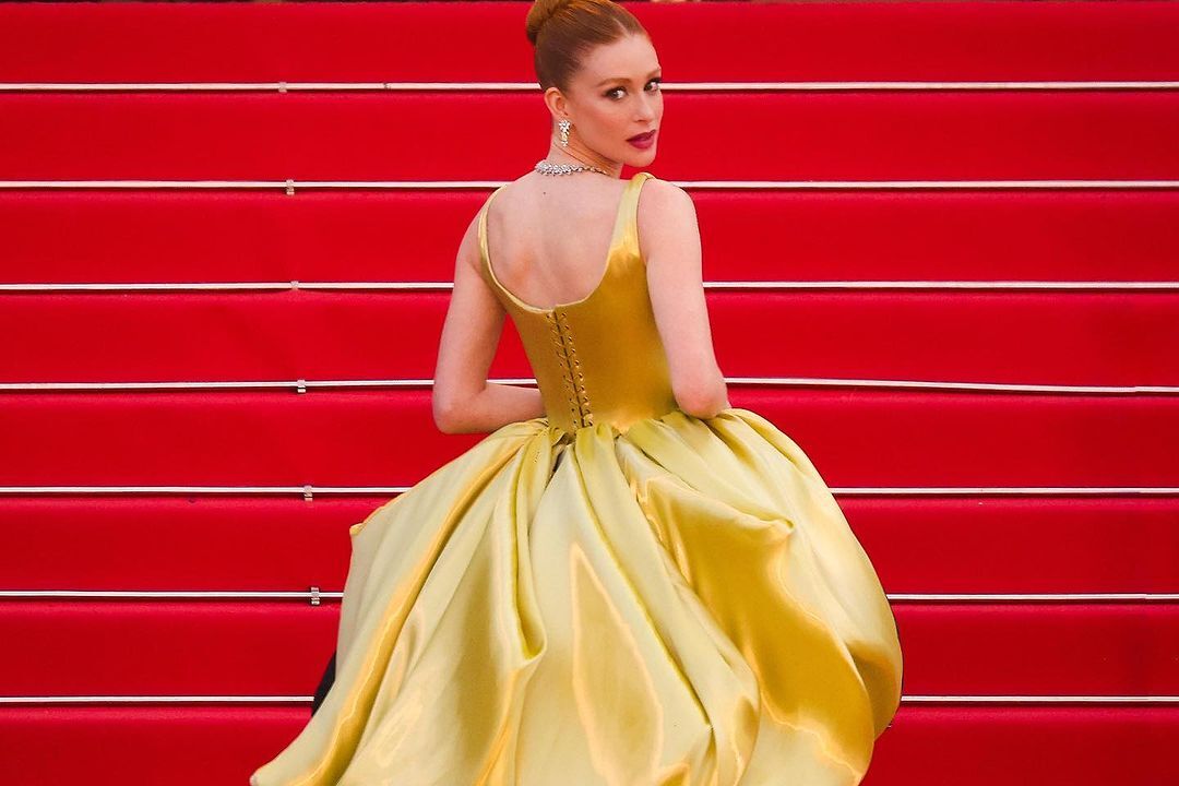 Marina Ruy Barbosa com vestido amarelo no tapete vermelho.