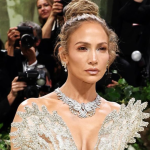 Foto destaque: Jennifer Lopez no Met Gala 2024 (Reprodução;foto: instagram/@schiaparelli)