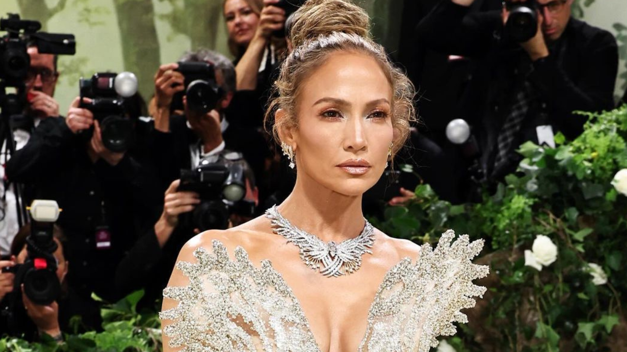 Foto destaque: Jennifer Lopez no Met Gala 2024 (Reprodução;foto: instagram/@schiaparelli)