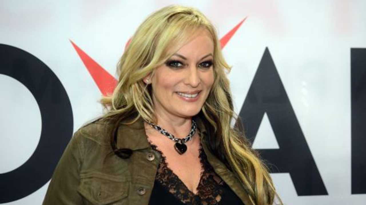 Stormy Daniels teve um caso extraconjugal com Donald Trump em 2006