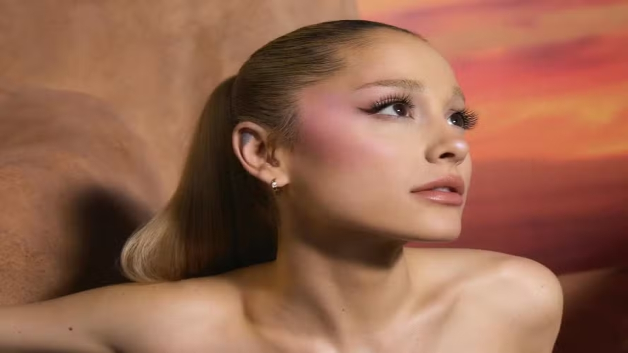 Ariana Grande usando sua técnica Heart Blush