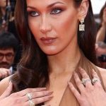 Bella Hadid unhas Café com leite