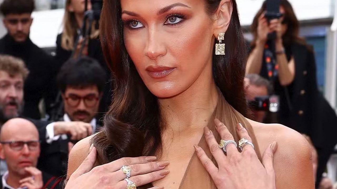 Bella Hadid unhas Café com leite