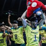 Seleção Brasileira de vôlei comemorando a classificação para as Olimpíadas 2024