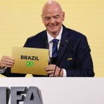 Gianni Infantino anunciando que o Brasil será a sede da Copa do Mundo Feminina de 2027