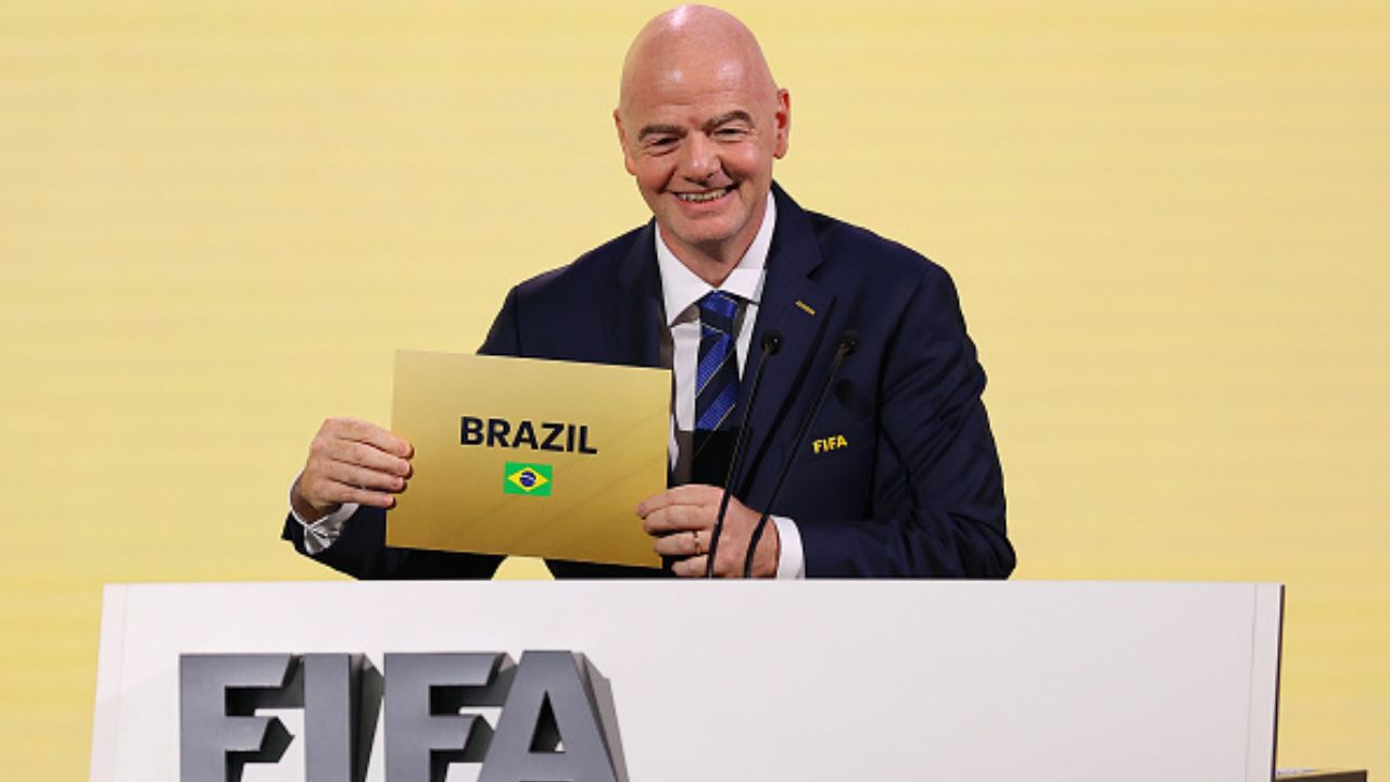 Gianni Infantino anunciando que o Brasil será a sede da Copa do Mundo Feminina de 2027