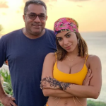 Cantora Anitta e seu pai em viagem.