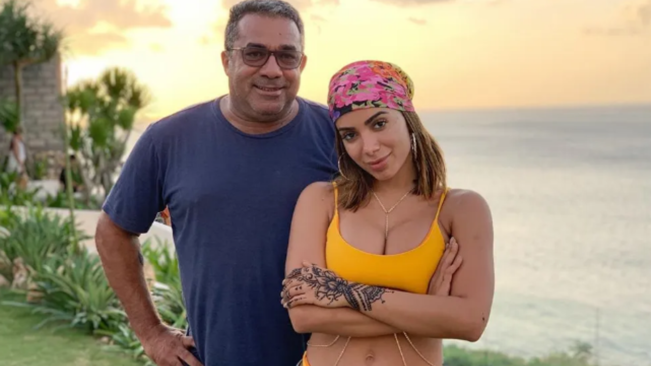 Cantora Anitta e seu pai em viagem.