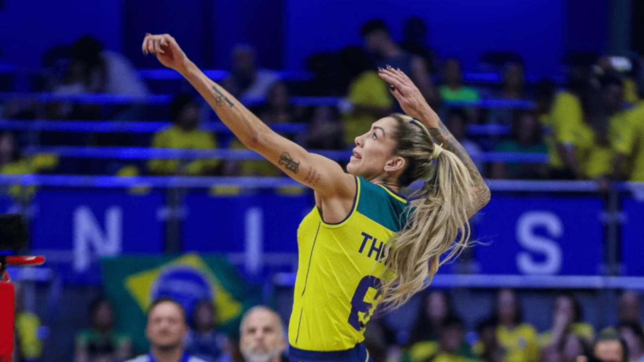 Thaisa jogando na Seleção Brasileira de Vôlei