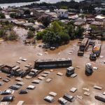 Visão aérea de carros alagados