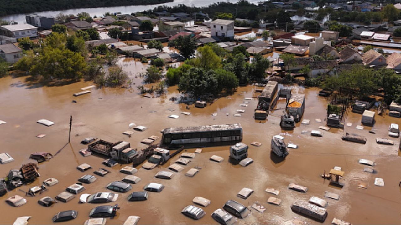 Visão aérea de carros alagados