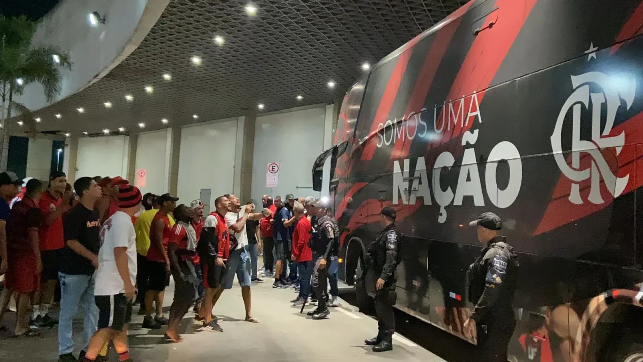 Jogadores cobrando posicionamento do Time