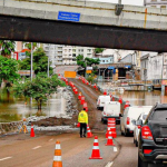 Estrada improvisada é utilizada exclusivamente para ajuda humanitária.Estrada improvisada é utilizada exclusivamente para ajuda humanitária.